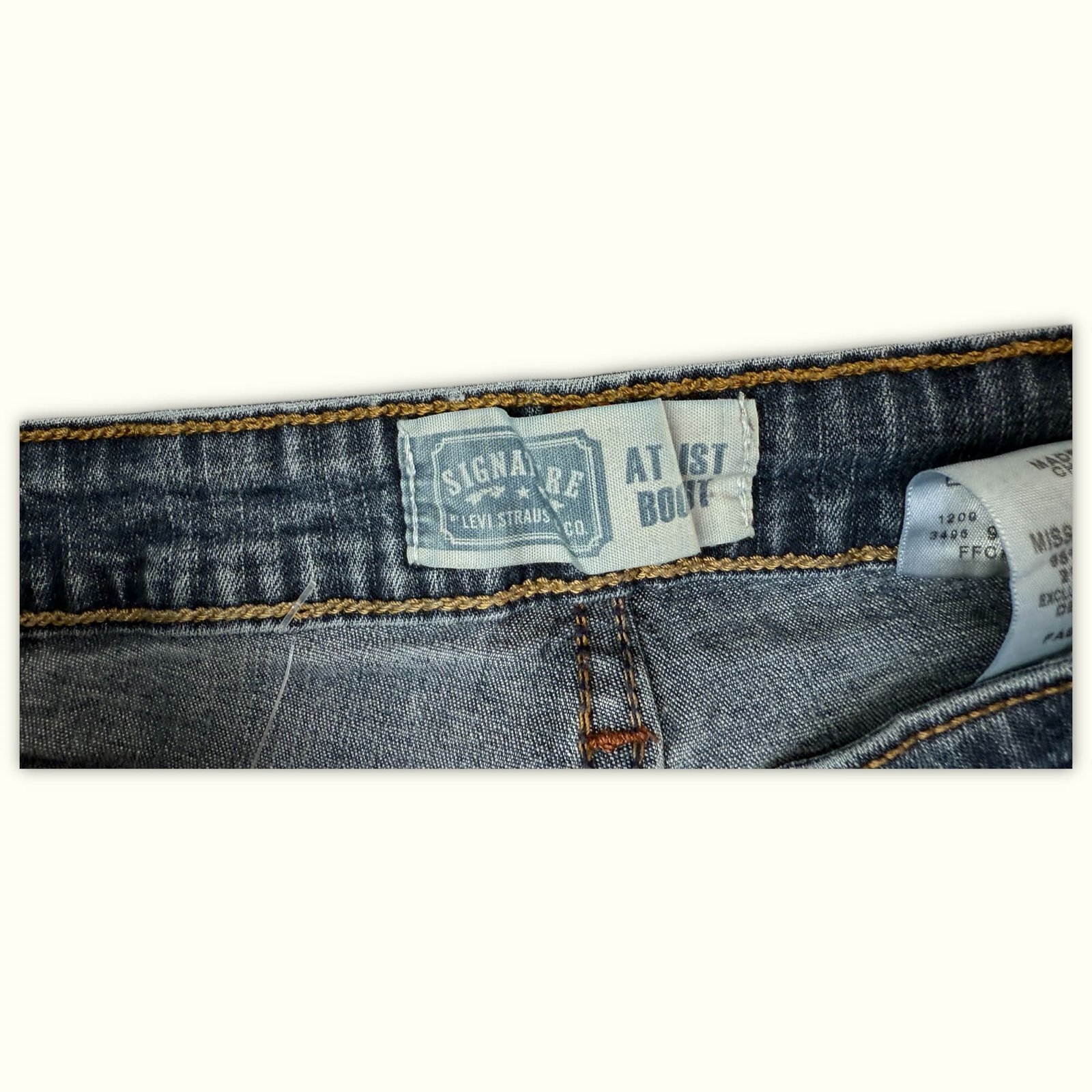 Signature By Levi Strauss & Co. shorts Regular Women Casual chic – W26