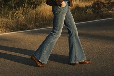 Jean évasé vintage porté avec des mocassins, coupe flare seventies